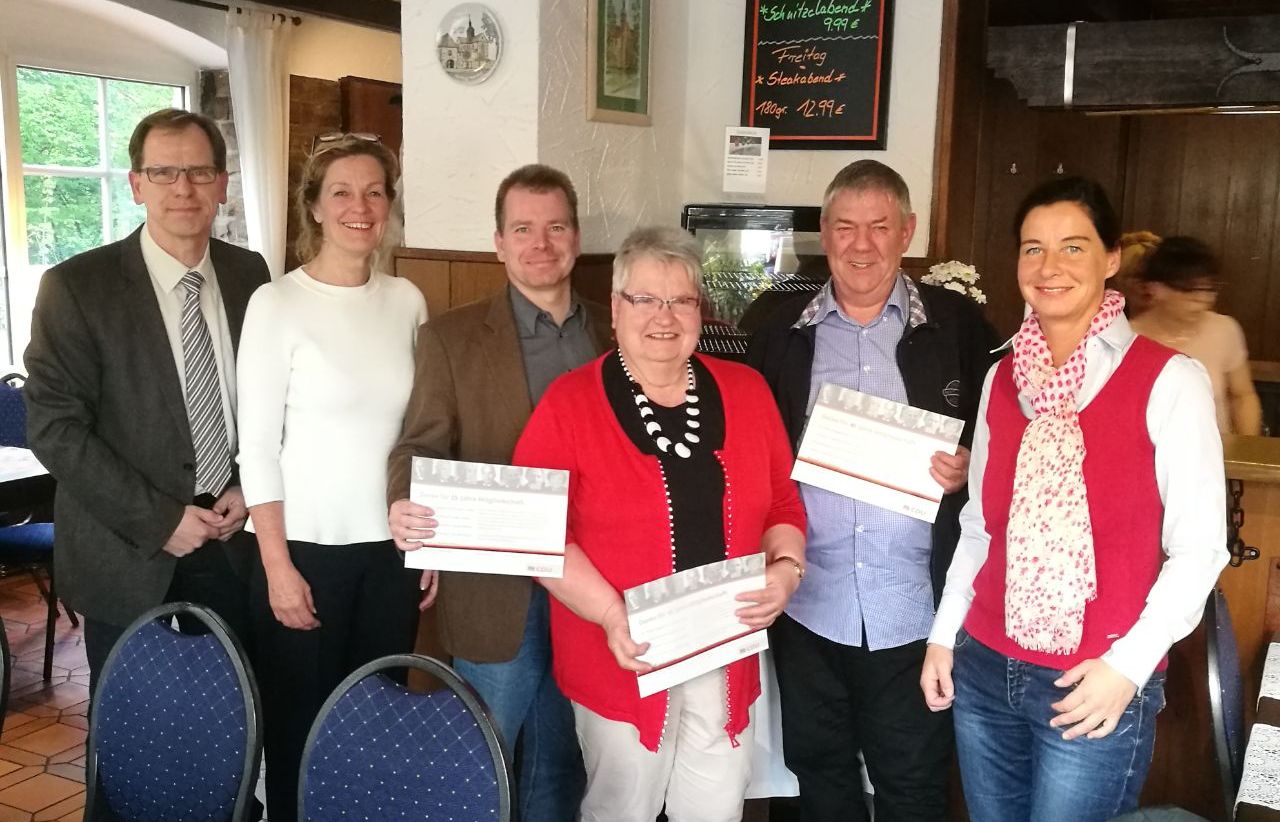 Bild von der Ehrung: Gregor Nitschke, Elisabeth Heister-Neumann, Claudius Nitschke, Ulrike Janze, Reinhard Möller, Veronika Koch (von links nach rechts) Bild von der Ehrung: Gregor Nitschke, Elisabeth Heister-Neumann, Claudius Nitschke, Ulrike Janze, Reinhard Möller, Veronika Koch (von links nach rechts)