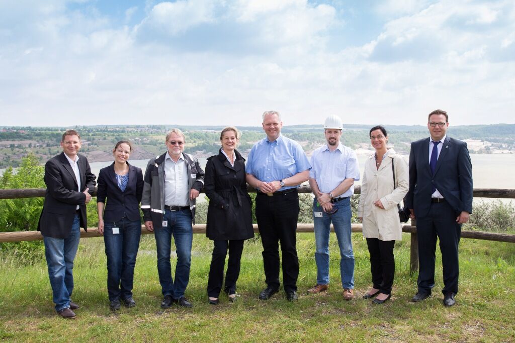 Der CDU-Fraktionsvorsitzender des niedersächsischen Landtag Björn Thümler (4. von links) machte beim Besuch des Helmstedter Revier klar: „Der Strukturwandel im Revier Helmstedt ist für den Landkreis Helmstedt und die Kraftwerkseigentümer eine vielschichti Der CDU-Fraktionsvorsitzender des niedersächsischen Landtag Björn Thümler (4. von links) machte beim Besuch des Helmstedter Revier klar: „Der Strukturwandel im Revier Helmstedt ist für den Landkreis Helmstedt und die Kraftwerkseigentümer eine vielschichti