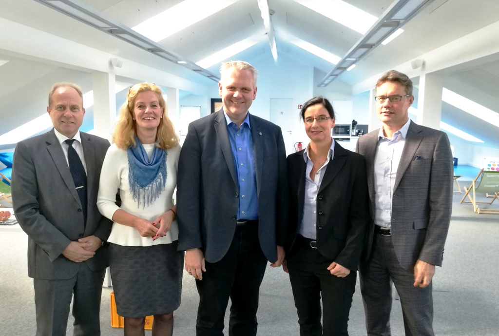 Gerhard Radeck, Elisabeth Heister-Neumann, Björn Thümler MdL, Veronika Koch, Jörn-Heinrich Tobaben (v.l.n.r.) Gerhard Radeck, Elisabeth Heister-Neumann, Björn Thümler MdL, Veronika Koch, Jörn-Heinrich Tobaben (v.l.n.r.)