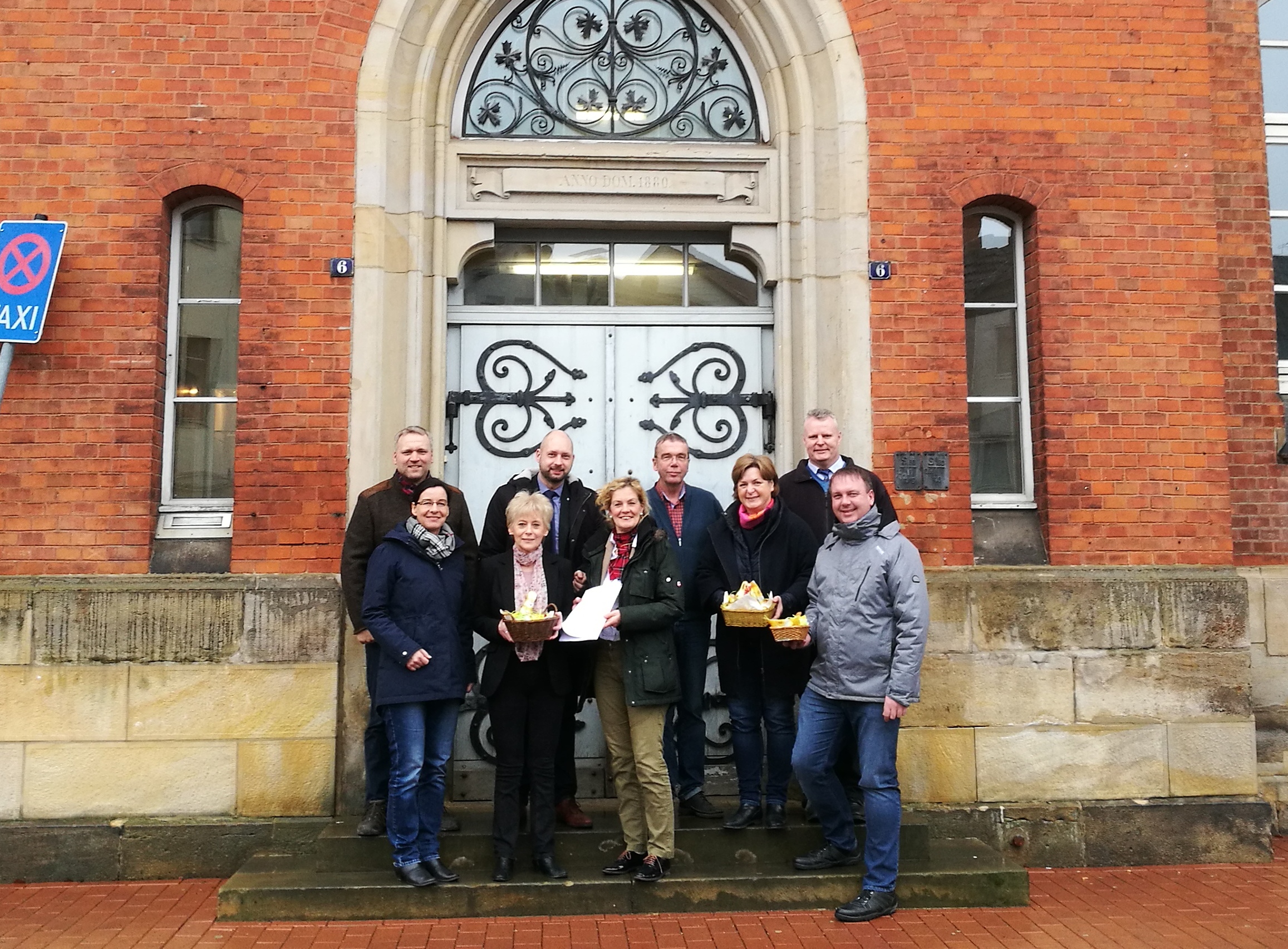 Mitglieder der CDU-Kreistagsfraktion und Veronika Koch MdL vor der Wichernschule in Helmstedt mit Schulleiterin Dörnbrack und Stellv. Schulleiter Hühne. v.l.n.r.: Christoph Weihe, Veronika Koch MdL, Frau Dörnbrack, Andreas Weber, Elisabeth Heister-Neuman Mitglieder der CDU-Kreistagsfraktion und Veronika Koch MdL vor der Wichernschule in Helmstedt mit Schulleiterin Dörnbrack und Stellv. Schulleiter Hühne. v.l.n.r.: Christoph Weihe, Veronika Koch MdL, Frau Dörnbrack, Andreas Weber, Elisabeth Heister-Neuman