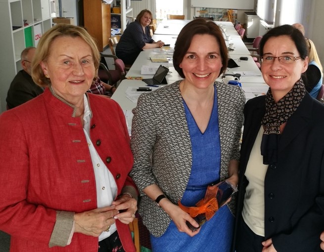 Dorothea Bertling (l., Vorsitzende Arbeitskreis Bildung), empfing, zusammen mit Veronika Koch (r., MdL) die schulpolitische Sprecherin der CDU-Fraktion im Landtag Niedersachsen Mareike Wulf (m., MdL) Dorothea Bertling (l., Vorsitzende Arbeitskreis Bildung), empfing, zusammen mit Veronika Koch (r., MdL) die schulpolitische Sprecherin der CDU-Fraktion im Landtag Niedersachsen Mareike Wulf (m., MdL)