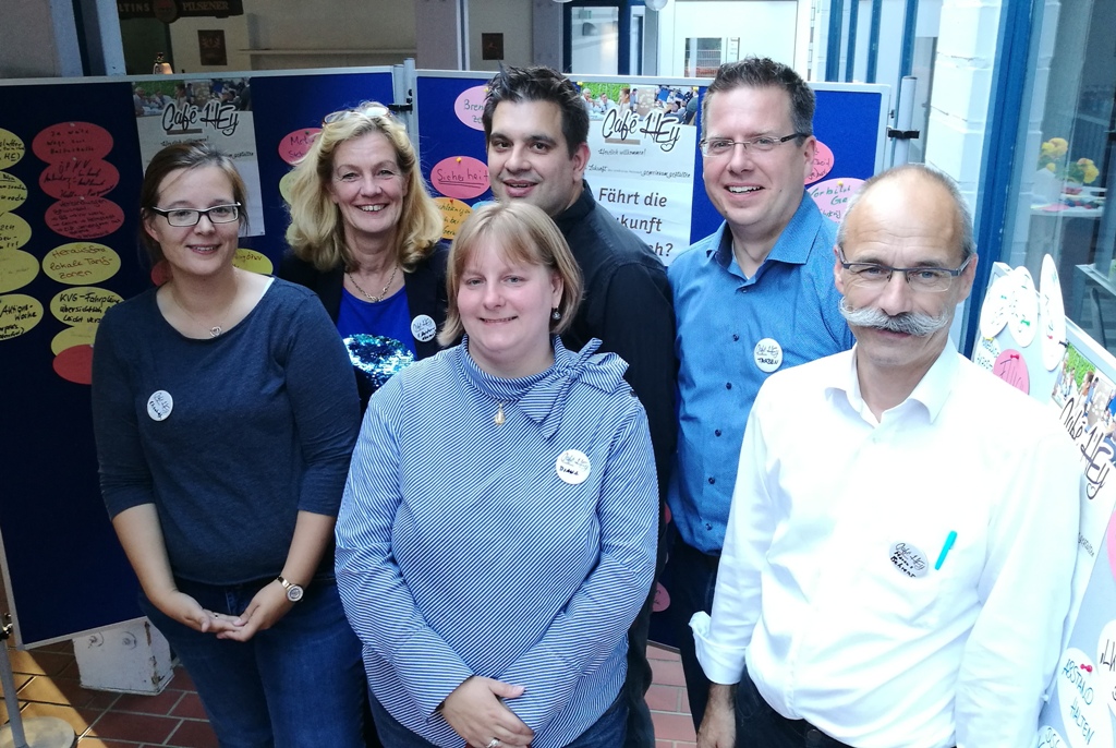 Die Moderatoren präsentierten die Ergebnisse des Café HEy Mobilität in der Börnekenhalle: Dr. Elisabeth Börger, Elisabeth Heister-Neumann, Diana Siedentopf, Dr. Alexander Börger, Dr. Thorben Pfeifer, Marcus Behrens (v.l.n.r.). Die Moderatoren präsentierten die Ergebnisse des Café HEy Mobilität in der Börnekenhalle: Dr. Elisabeth Börger, Elisabeth Heister-Neumann, Diana Siedentopf, Dr. Alexander Börger, Dr. Thorben Pfeifer, Marcus Behrens (v.l.n.r.).
