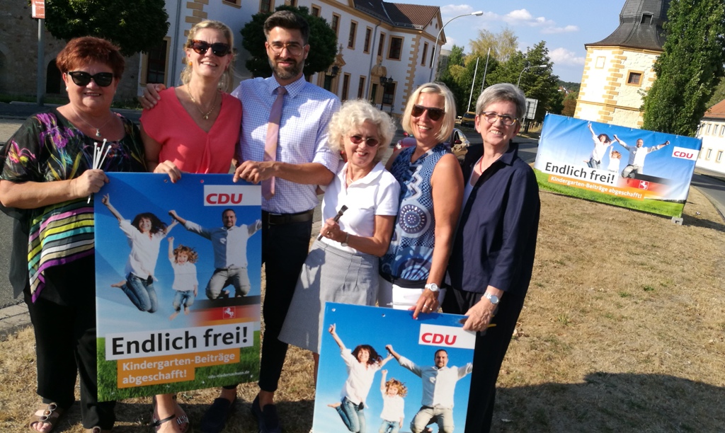 Am Montag trafen sich in Helmstedt CDU-Mitglieder zum Aufhängen des ersten Plakates „Endlich frei“ (v.l.n.r.: Charitha Rosinski, Elisabeth Heister-Neumann, Sebastian Gutt, Cornelia Bosse, Kathleen Radeck, Dorothea Dannehl). Am Montag trafen sich in Helmstedt CDU-Mitglieder zum Aufhängen des ersten Plakates „Endlich frei“ (v.l.n.r.: Charitha Rosinski, Elisabeth Heister-Neumann, Sebastian Gutt, Cornelia Bosse, Kathleen Radeck, Dorothea Dannehl).