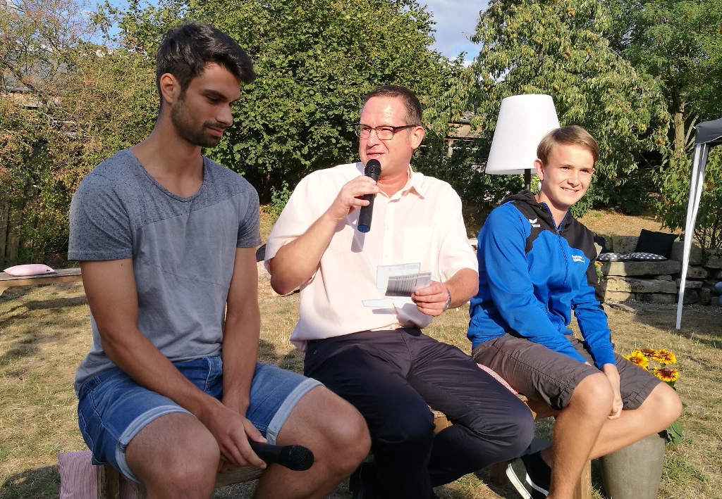 Torsten Scharf (m.) im Interview mit dem norddeutschen U16-Bronzemedallgewinner im Speerwurf Simon Scholz (r.) und seinem Trainer Michael Ulrich (l.). Torsten Scharf (m.) im Interview mit dem norddeutschen U16-Bronzemedallgewinner im Speerwurf Simon Scholz (r.) und seinem Trainer Michael Ulrich (l.).