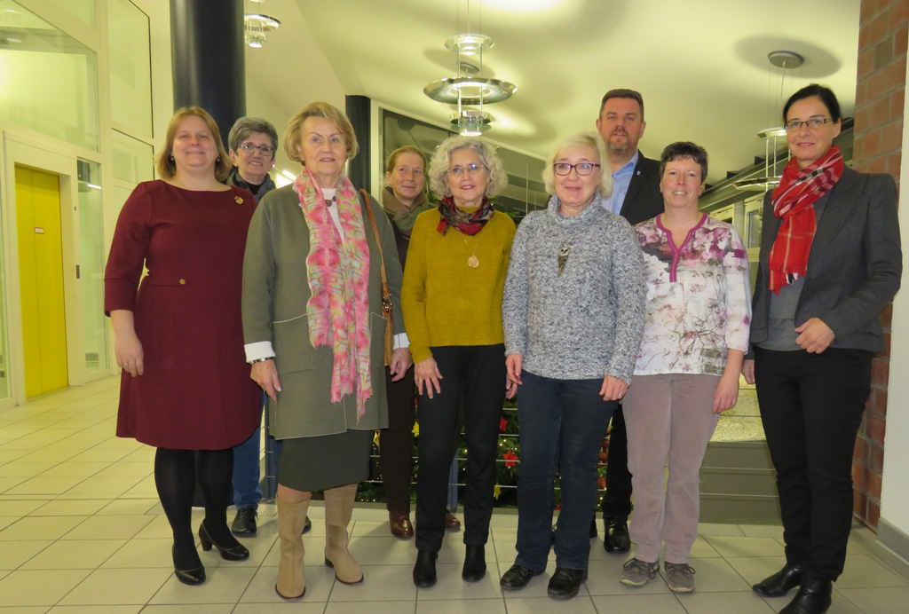 Die Besuchergruppe mit Bürgermeister Andreas Busch und der Landtagsabgeordneten Veronika Koch im Rathaus Lehre. Die Besuchergruppe mit Bürgermeister Andreas Busch und der Landtagsabgeordneten Veronika Koch im Rathaus Lehre.