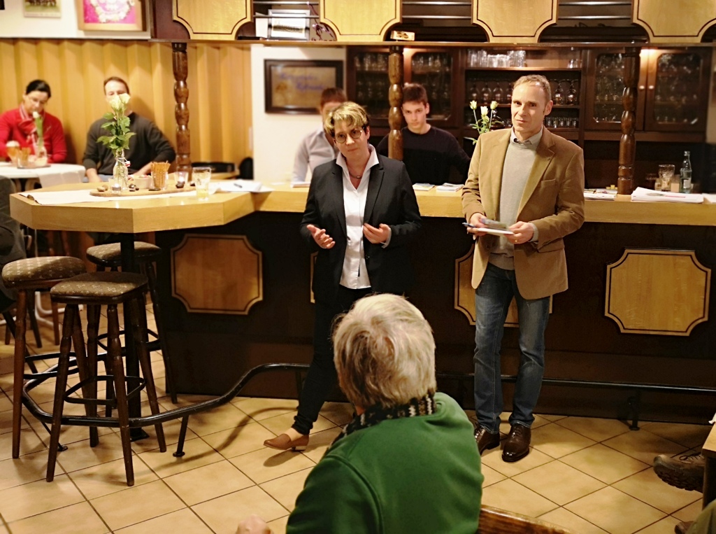 Britta Michel (links) vom CDU-Arbeitskreis und Ralf Reinecke (rechts) von der SVLFG gestalteten den Stammtisch in Rennau. Britta Michel (links) vom CDU-Arbeitskreis und Ralf Reinecke (rechts) von der SVLFG gestalteten den Stammtisch in Rennau.