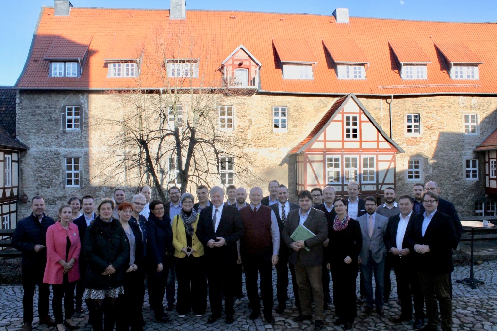 Gruppenbild auf Burg Warberg: Wirtschaftsminister Dr. Bernd Althusmann MdL (Mitte) im Kreise der Mitglieder des CDU Landesvorstandes Braunschweig