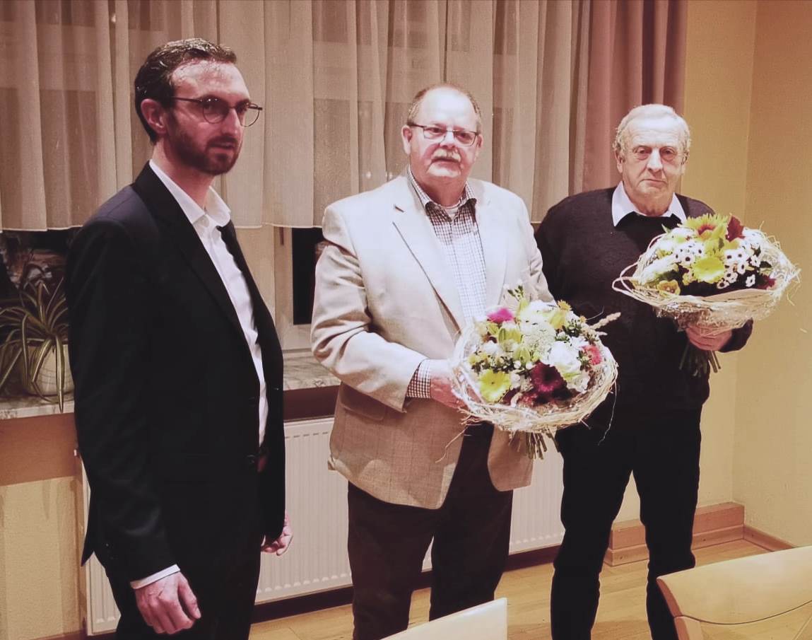 (v.l.n.r.) Alexander Jordan dankt den scheidenden Vorsitzenden Robert Königseder und Falk Gerecke für Ihre Arbeit (v.l.n.r.) Alexander Jordan dankt den scheidenden Vorsitzenden Robert Königseder und Falk Gerecke für Ihre Arbeit